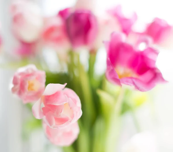 Detailní Záběr Kytice Růžové Tulipány Váze Okenním Parapetu — Stock fotografie