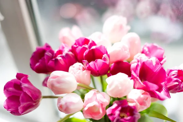Detailní Záběr Kytice Růžové Tulipány Váze Okenním Parapetu — Stock fotografie