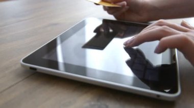 elleri kredi kartı tutan ve kullanarak tablet pc online alışveriş için 