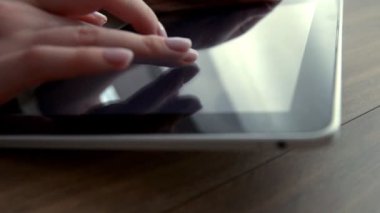 tablet PC'de kaydırma manikür ile el 