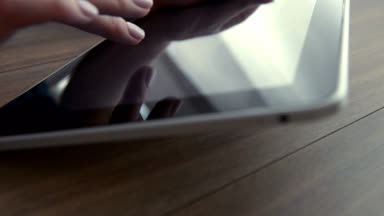 tablet PC'de kaydırma manikür ile el 