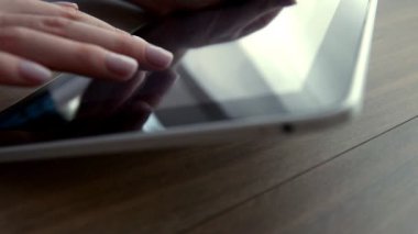 tablet PC'de kaydırma manikür ile el 