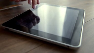 elleri kredi kartı tutan ve kullanarak tablet pc online alışveriş için 