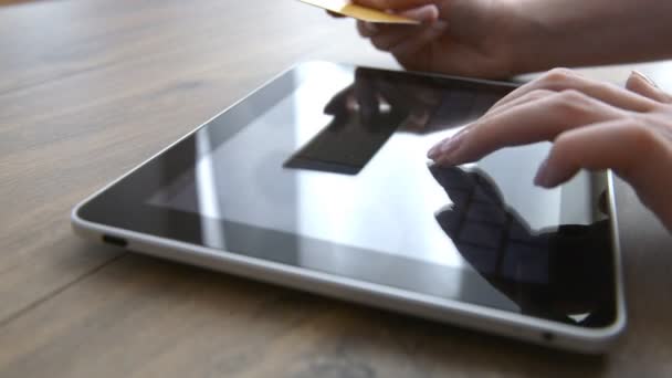 Mãos Segurando Cartão Crédito Usando Tablet Para Compras Line — Vídeo de Stock