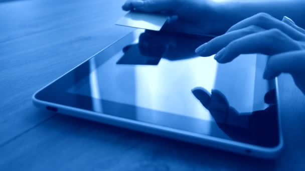 Ruce Držící Kreditní Kartu Pomocí Počítače Tablet Pro Online Nakupování — Stock video