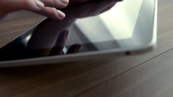 タブレット 上のスクロールのマニキュアと女性の手 — ストック動画