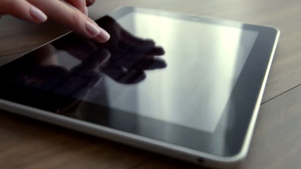 Manos Femeninas Con Escritura Manicura Teclado Virtual Tableta — Vídeo de stock