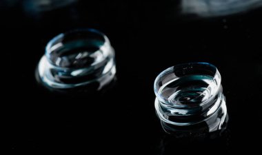 Siyah arka plan üzerine yansıması ile iki kontakt lensler 