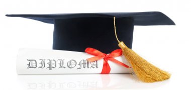 Mezuniyet şapka ve beyaz yüzey üzerinde Diploma