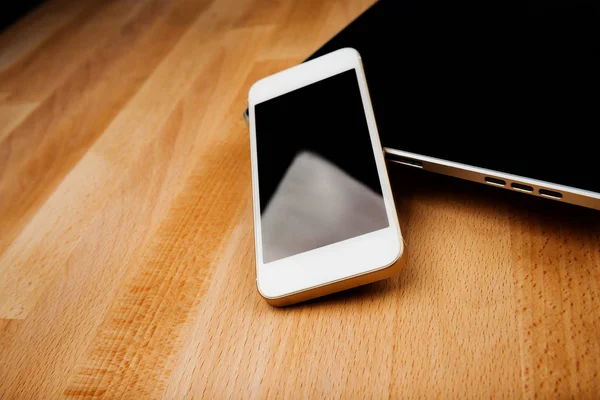 Smartphone Con Portátil Mesa Madera —  Fotos de Stock