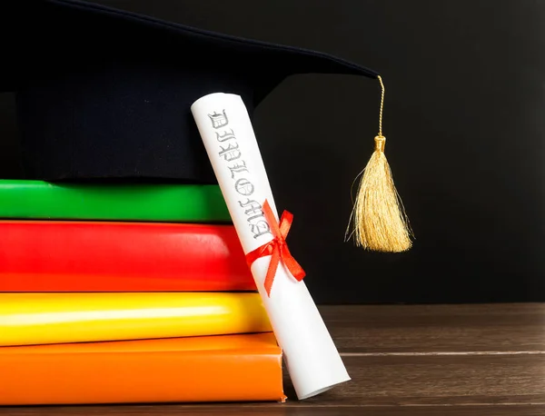 Mortarboard Afstuderen Scroll Stapel Kleurrijke Boeken — Stockfoto