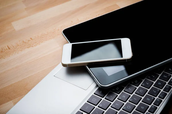 Laptop Met Smartphone Tablet Computer Houten Bureau — Stockfoto