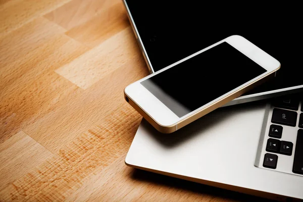 Laptop Mit Smartphone Und Tablet Computer Auf Holztisch — Stockfoto