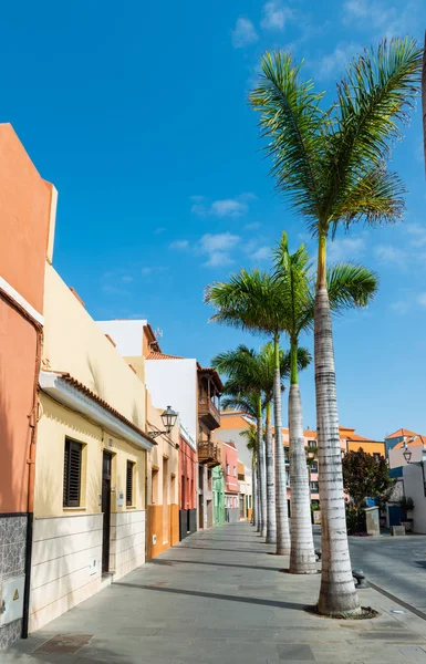 Teneriffa. Farbenfrohe Häuser und Palmen auf der Straße in Puerto de — Stockfoto