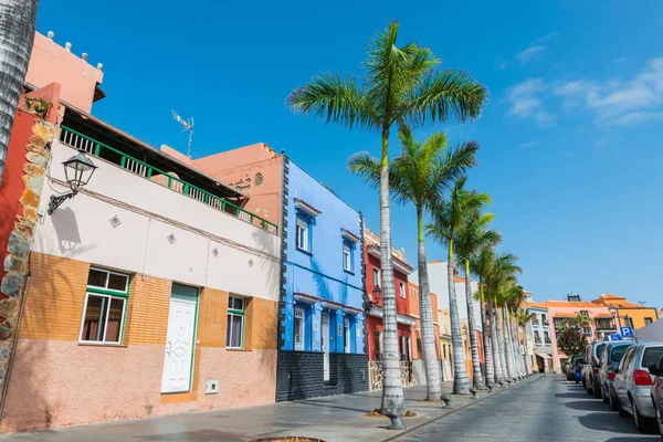 Tenerife. Casas coloridas e palmeiras na rua em Puerto de — Fotografia de Stock