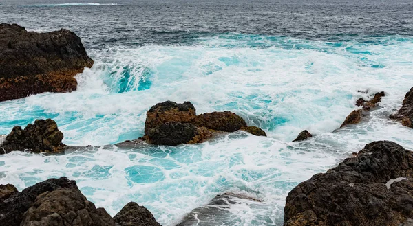 Onde e acqua di costa di Garachic — Foto Stock