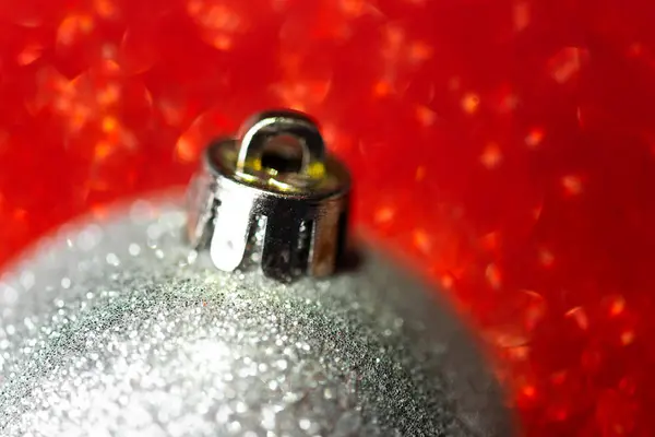 Серебряные рождественские шары на фоне блесток с белым спа-салоном — стоковое фото