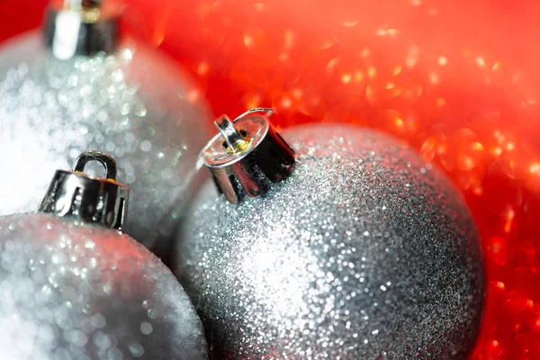 Boules de Noël en argent sur fond de paillettes avec copie blanche spa — Photo