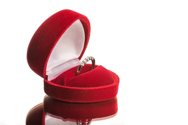 Элегантное бриллиантовое кольцо в бо — стоковое фото