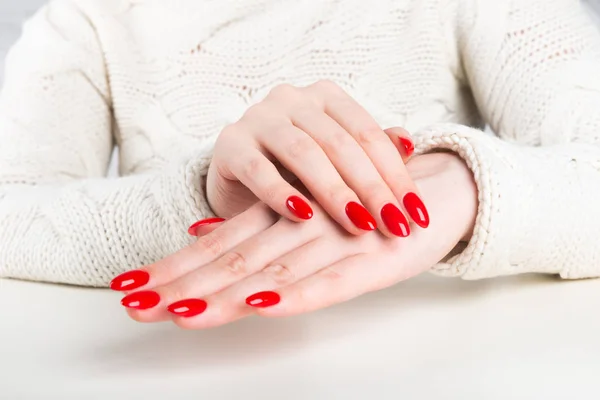 Mãos com manicure vermelho — Fotografia de Stock