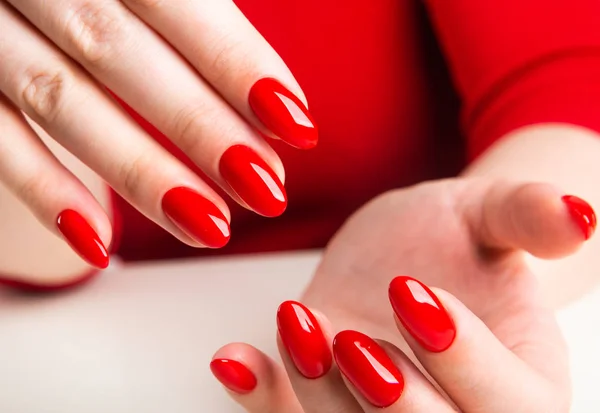 Mãos com manicure vermelho — Fotografia de Stock