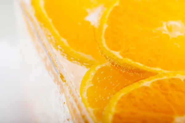 Frische Orangenscheibe in Wasser — Stockfoto