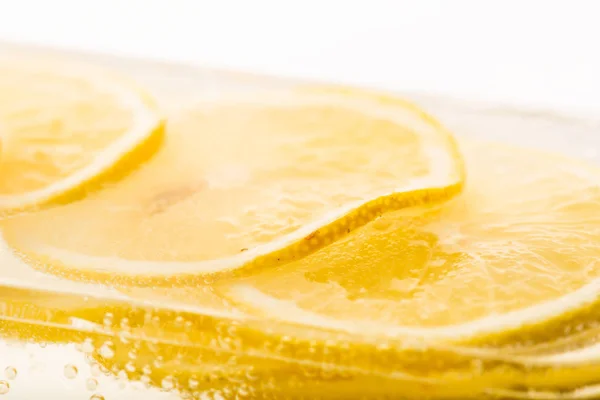 Zitronenscheiben in Wasser — Stockfoto