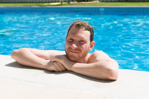 Ritratto Giovane Attraente Che Riposa Sul Bordo Della Piscina — Foto Stock