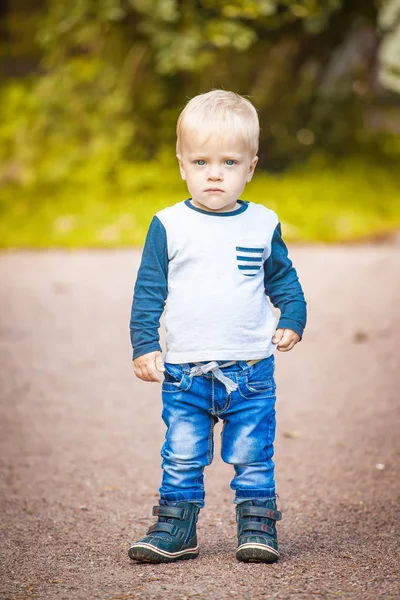 Roztomilý chlapec venkovní — Stock fotografie