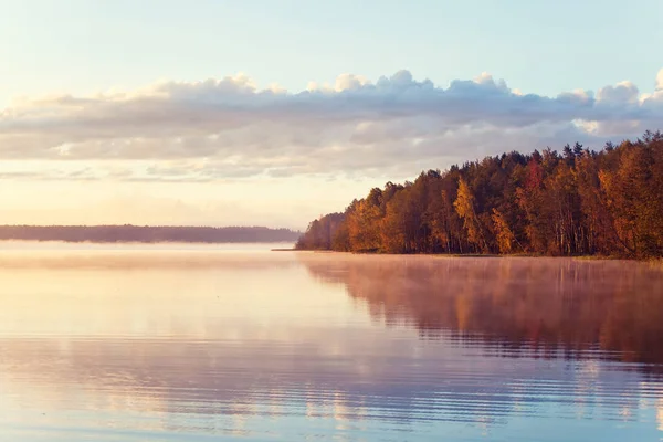 Lago de otoño al amanecer —  Fotos de Stock