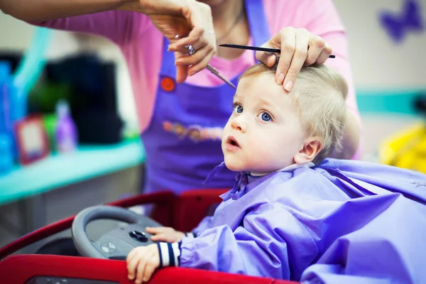 Primer corte de pelo de niño — Foto de Stock