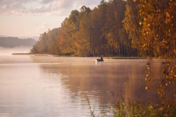 Fiskare i båt — Stockfoto