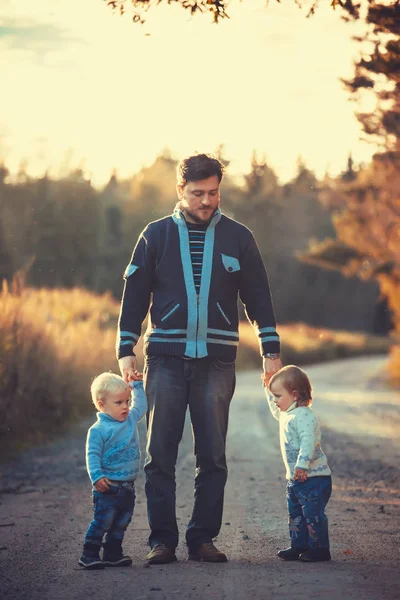 Vader met kinderen — Stockfoto