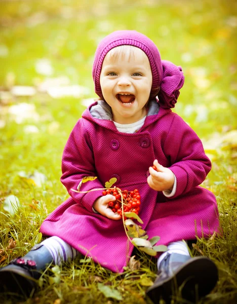 Niña en el parque de otoño —  Fotos de Stock