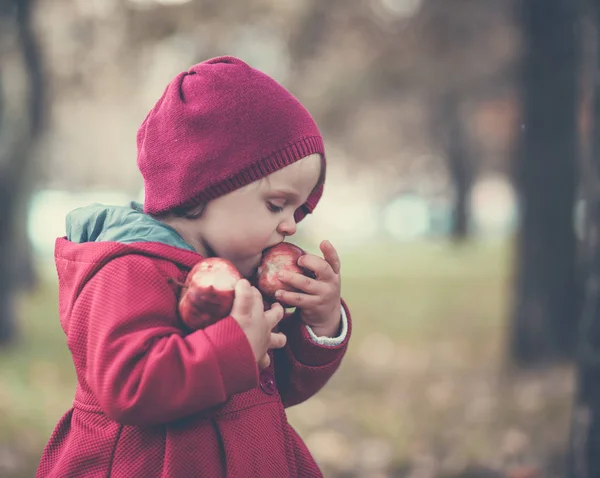 Petite fille dans le parc d'automne — Photo