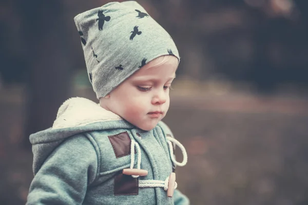 Menino no parque de outono — Fotografia de Stock