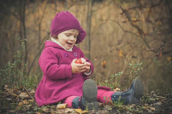 Niña en el parque de otoño — Foto de Stock