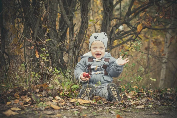Μικρό αγόρι στο πάρκο του φθινοπώρου — Φωτογραφία Αρχείου