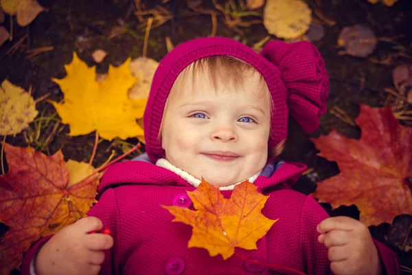 Petite fille dans le parc d'automne — Photo