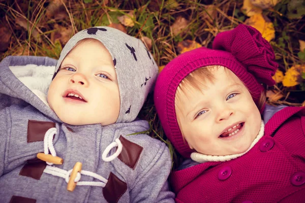 Kleine tweeling buiten — Stockfoto