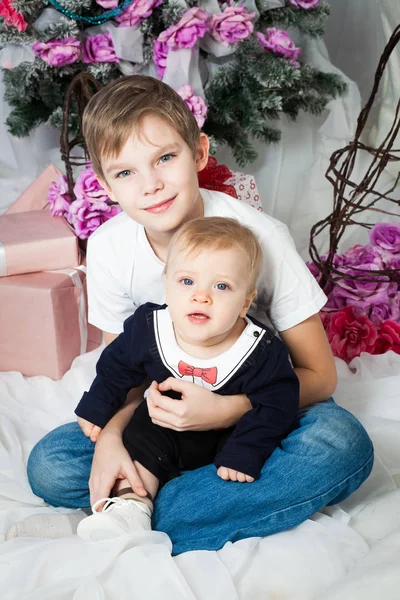 Irmãos com árvore de Natal — Fotografia de Stock