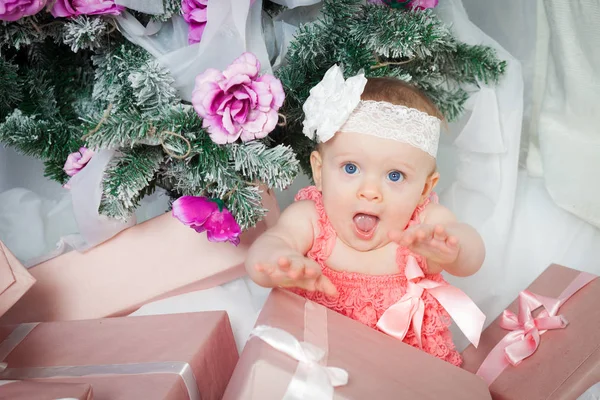 En liten julflicka. — Stockfoto