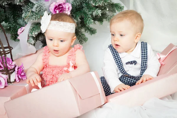 Pequeño niño y niña de Navidad — Foto de Stock