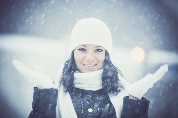 Schönes Wintermädchen — Stockfoto