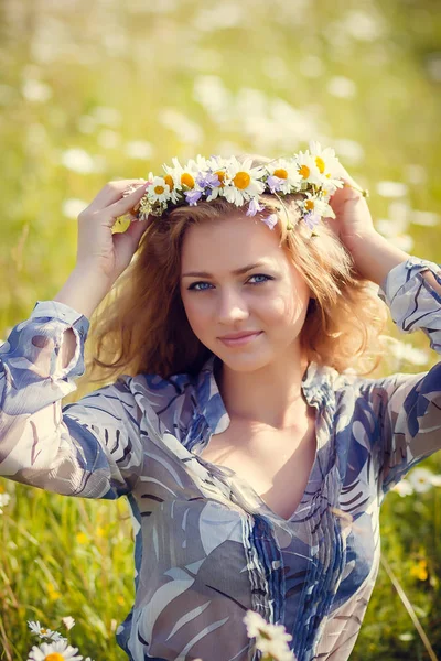 Schönes Sommermädchen — Stockfoto