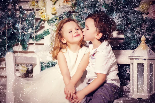 Aşk küçük erkek ve kız — Stok fotoğraf
