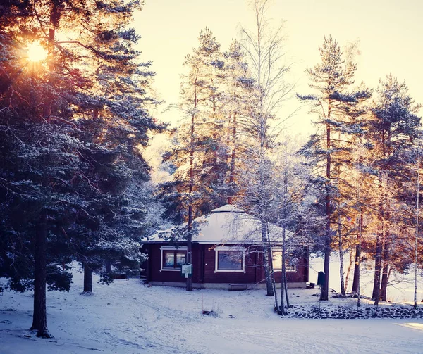 Winter besneeuwde huis — Stockfoto