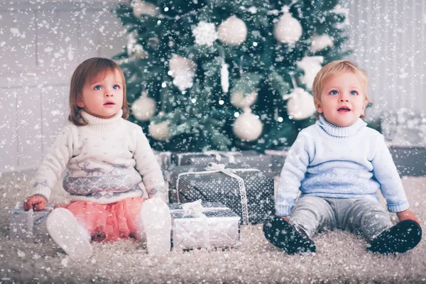 Christmas baby tweeling — Stockfoto