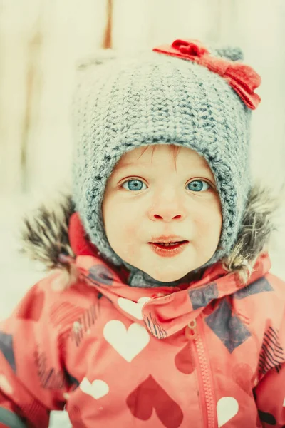 Маленька дівчинка зимові — стокове фото