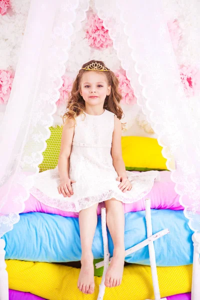 En liten prinsessa på ärtor — Stockfoto
